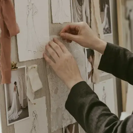 Mãos montando um painel de croquis